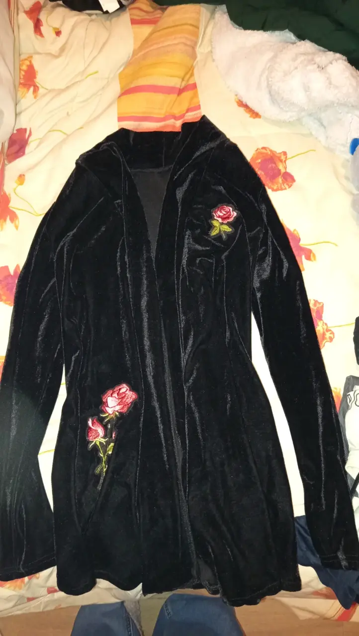 Abrigo de terciopelo negro con bordado de rosas