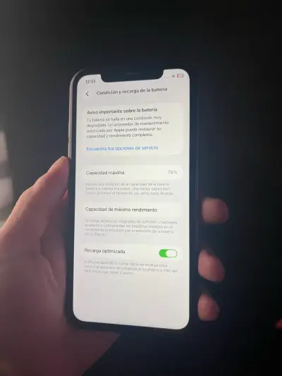 iPhone 11 negro con accesorios y funda - miniatura 1