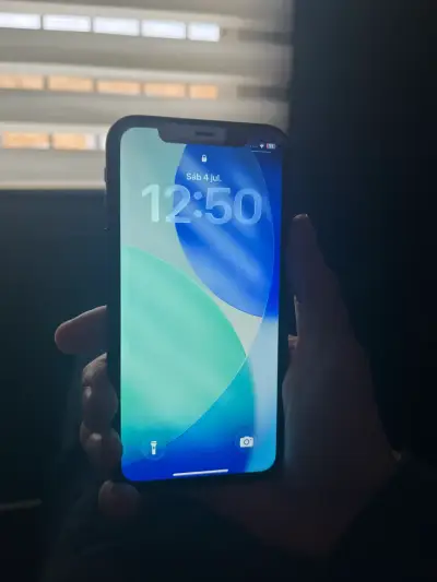iPhone 11 negro con accesorios y funda - miniatura 3