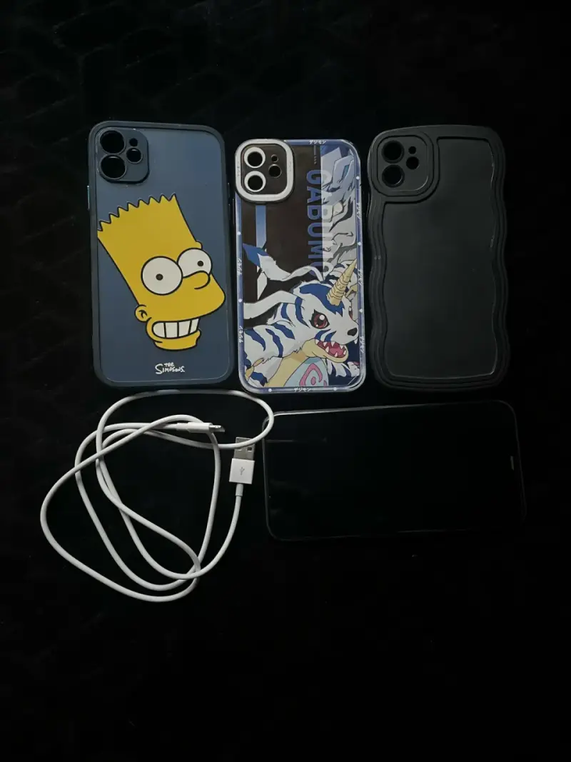iPhone 11 negro con accesorios y funda - 4
