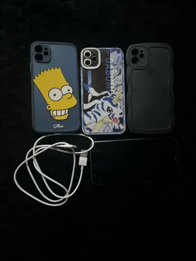 iPhone 11 negro con accesorios y funda - miniatura 4