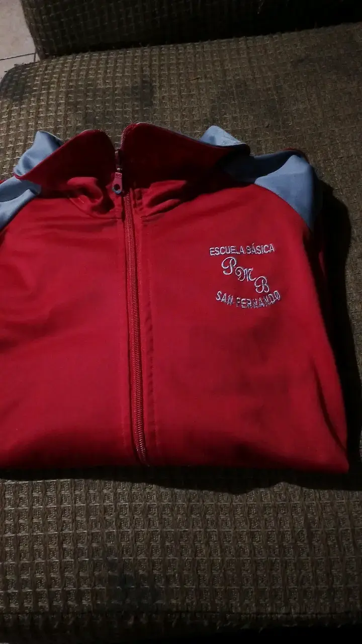 Chaqueta escolar roja con logo bordado