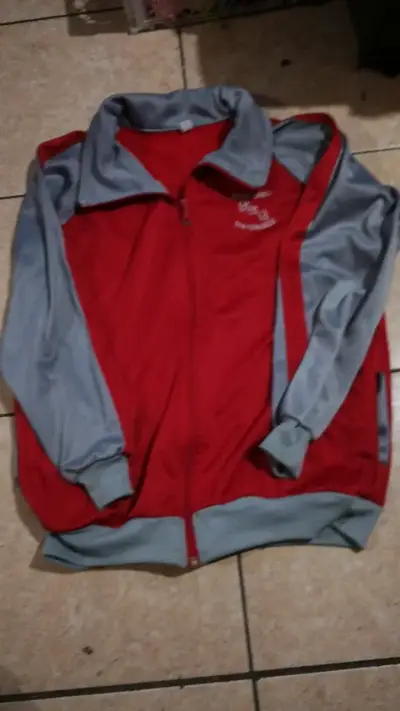 Chaqueta escolar roja con logo bordado - miniatura 2