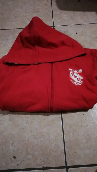 Chaqueta escolar roja con logo bordado - miniatura 3