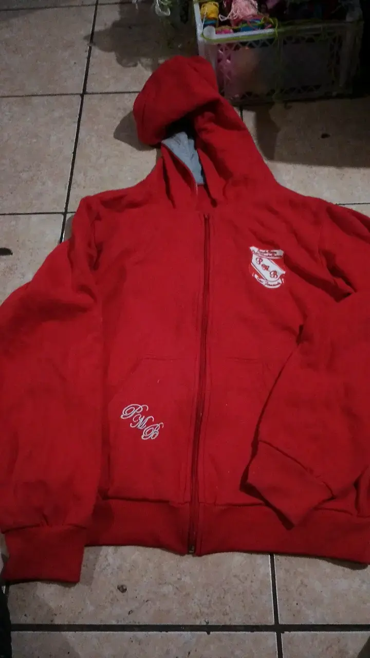 Chaqueta escolar roja con logo bordado - 4