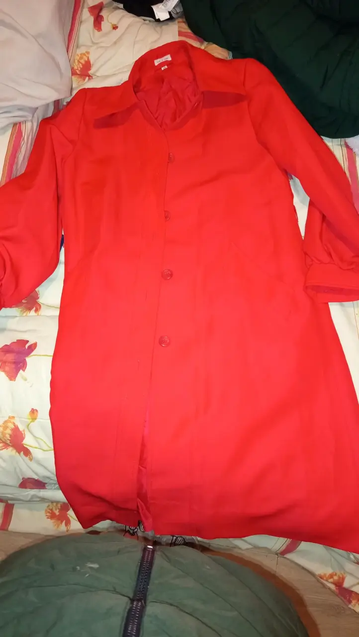 Abrigo rojo de mujer elegante y cálido