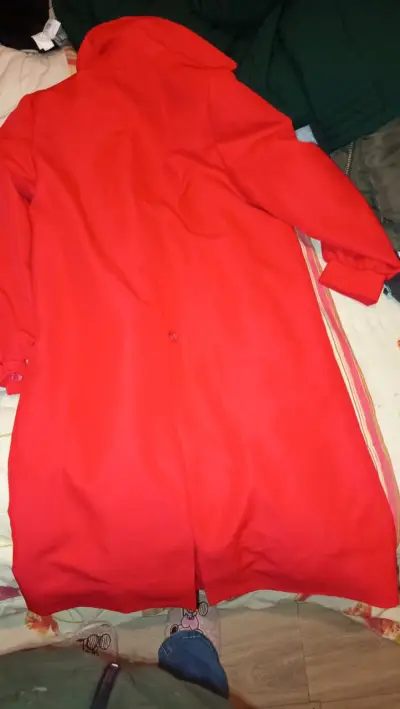 Abrigo rojo de mujer elegante y cálido - miniatura 2