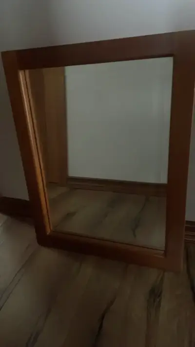 Espejo de pared con marco de madera - miniatura 1