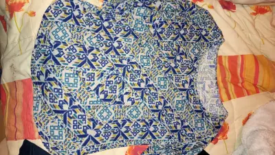 Blusa estampada geométrica azul y blanca - miniatura 1