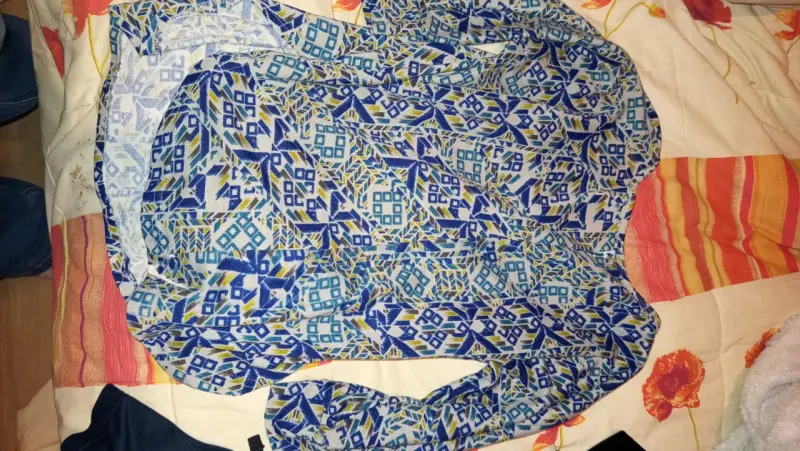 Blusa estampada geométrica azul y blanca - 2