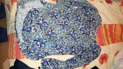 Blusa estampada geométrica azul y blanca - miniatura 2