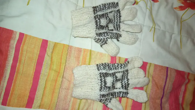 Guantes de lana tejidos a mano con diseño étnico
