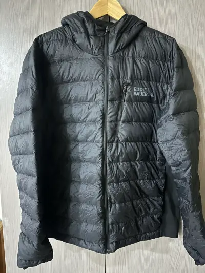 Chaqueta de plumas negra Eddie Bauer con capucha - miniatura 1