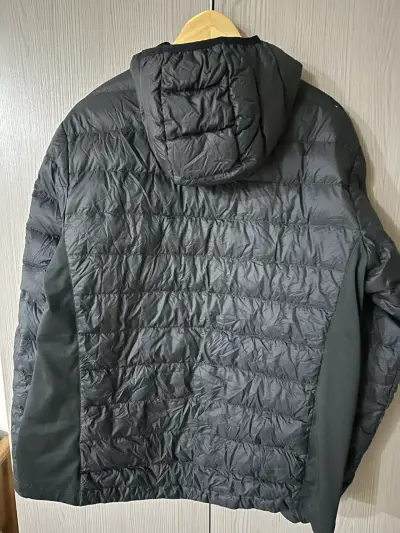 Chaqueta de plumas negra Eddie Bauer con capucha - miniatura 2