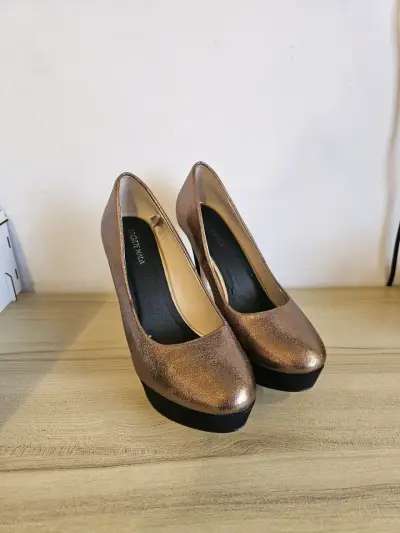 Zapatos de Tacón Brigitte Nux Dorados - miniatura 1