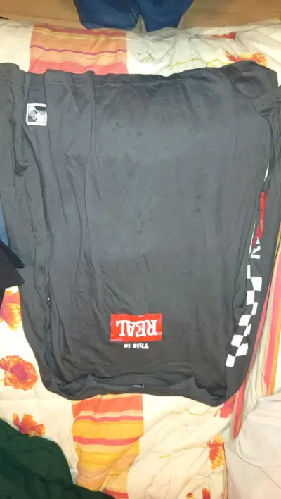Preguntar por  lote de ropa tengo más variedad - miniatura 1