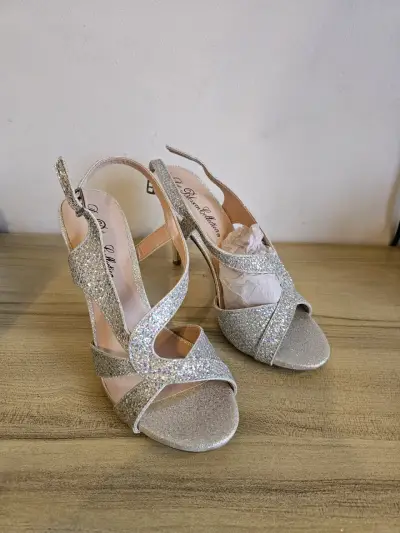 Sandalias de tacón plateadas brillantes para mujer - miniatura 1