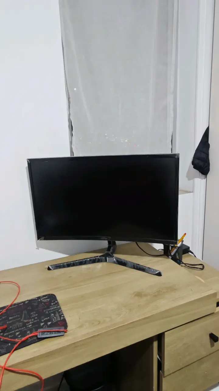 Monitor Samsung curvo 24 pulgadas - 1
