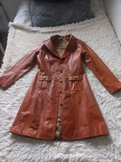 Abrigo cuero legítimo, entallado, S/M, impecable. - miniatura 1