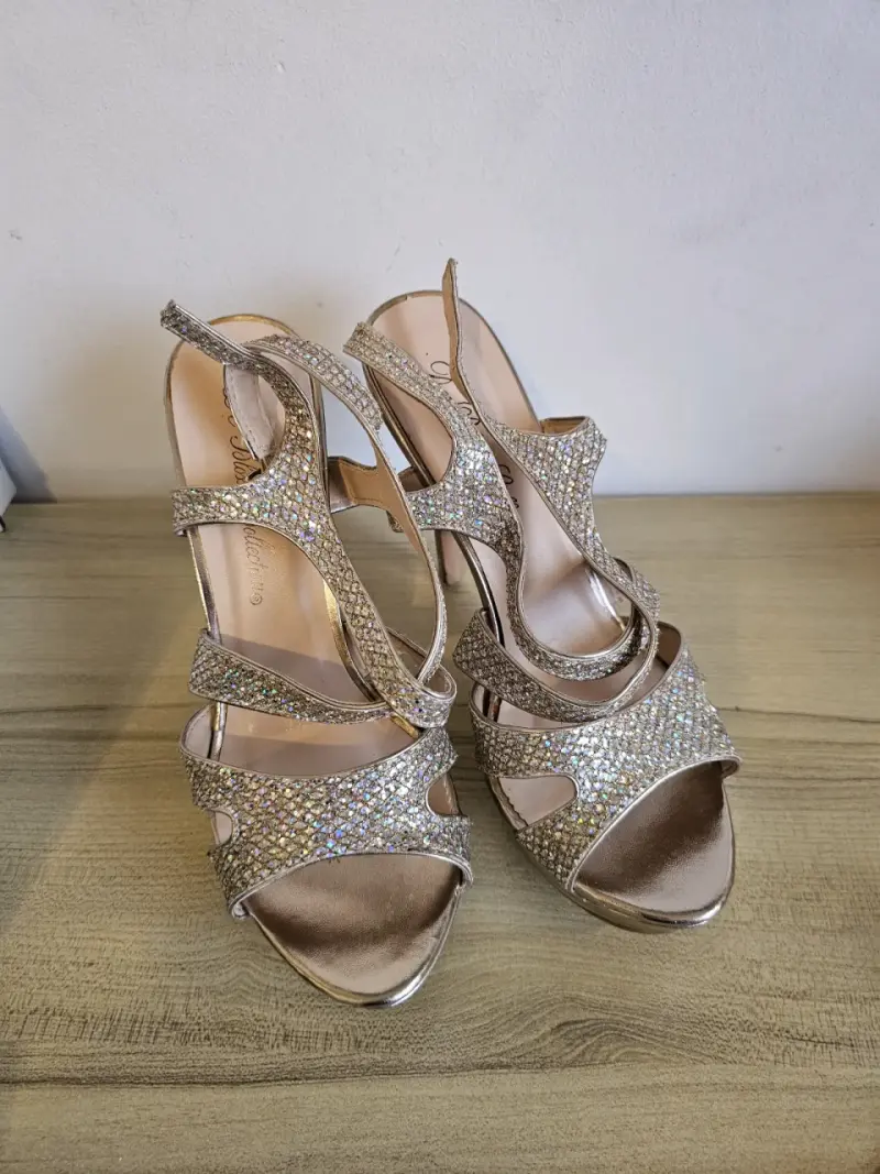 Sandalias de tacón alto doradas con brillantes - 2