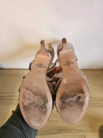 Sandalias de tacón alto doradas con brillantes - miniatura 3