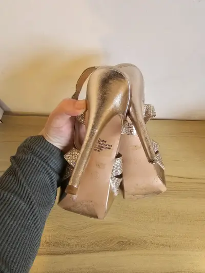 Sandalias de tacón alto doradas con brillantes - miniatura 4