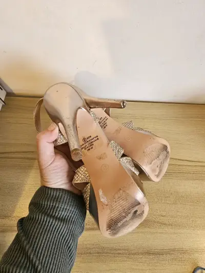 Sandalias de tacón alto doradas con brillantes - miniatura 5