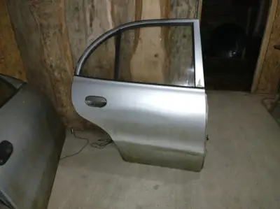 Puertas traseras de auto en buen estado - miniatura 1