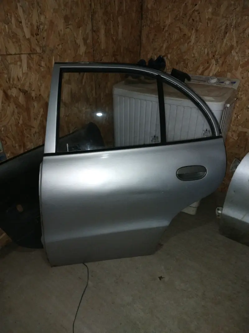 Puertas traseras de auto en buen estado - 2