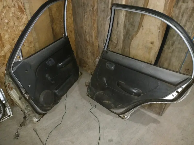 Puertas traseras de auto en buen estado - 4