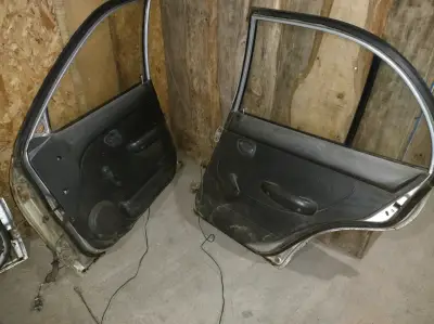 Puertas traseras de auto en buen estado - miniatura 4
