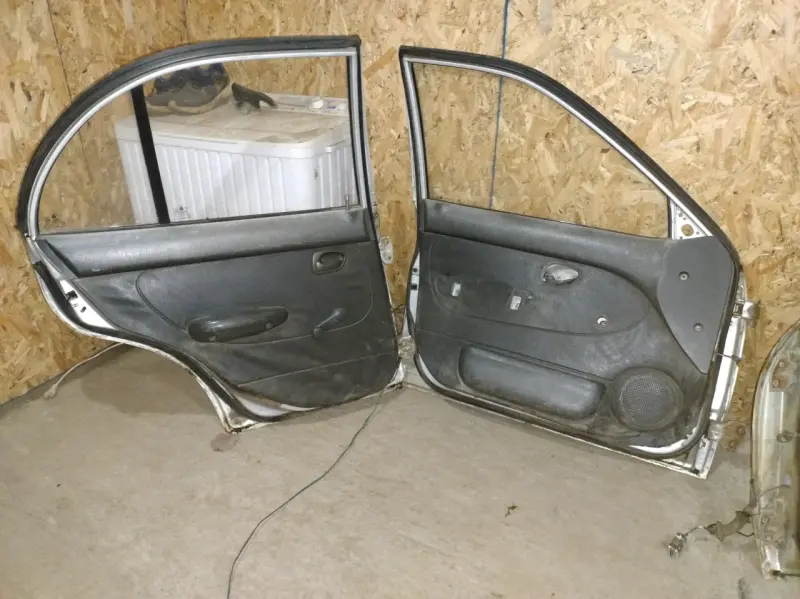 Puertas traseras de auto en buen estado - 5
