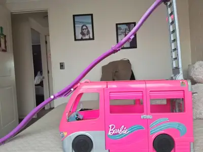 Casa rodante Barbie rosa para muñecas - miniatura 5