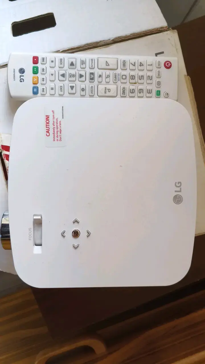 Proyector LG CineBeam con control remoto - 2