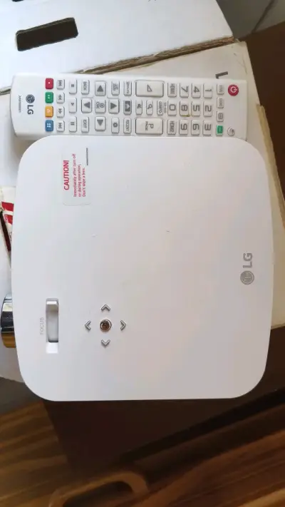 Proyector LG CineBeam con control remoto - miniatura 2