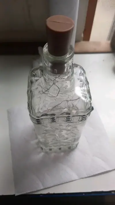 Botella decorativa de vidrio con luces LED - miniatura 1