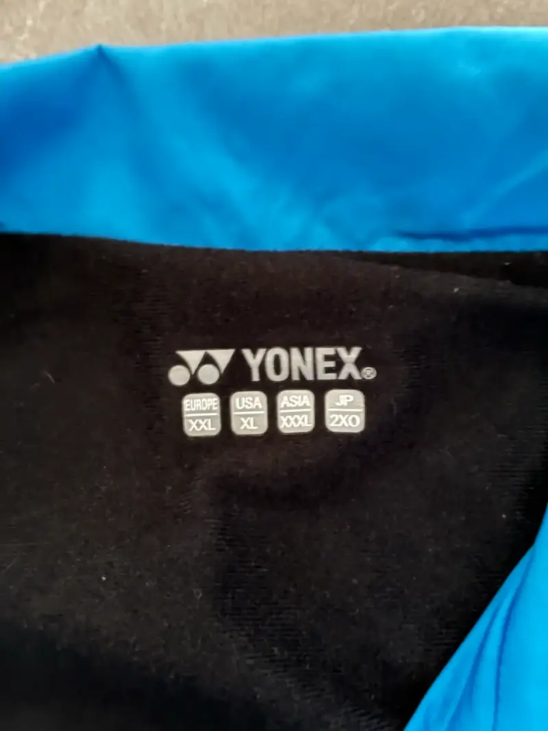 Chaqueta deportiva Yonex azul y blanca. - 3