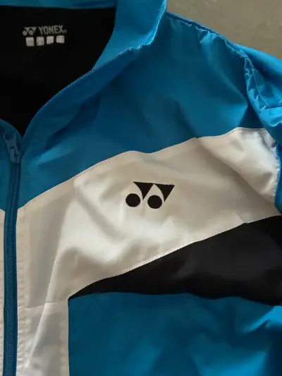 Chaqueta deportiva Yonex azul y blanca. - miniatura 4
