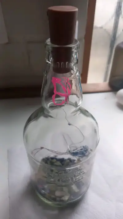 Botella decorativa con luces LED y piedras - miniatura 1