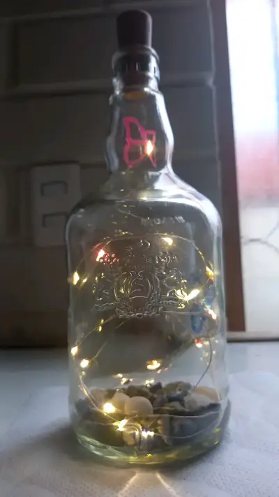 Botella decorativa con luces LED y piedras - miniatura 2