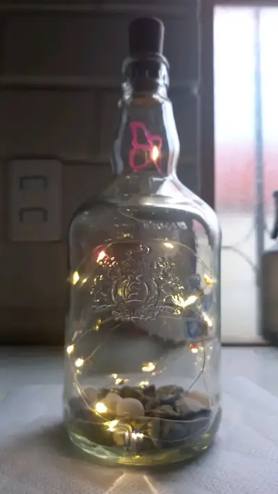 Botella decorativa con luces LED y piedras - miniatura 3