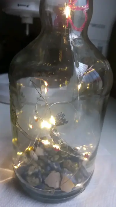 Botella decorativa con luces LED y piedras - miniatura 4