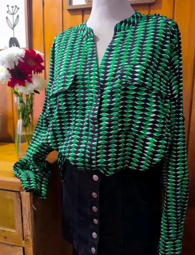 Blusa estampada geométrica verde y negra - miniatura 1