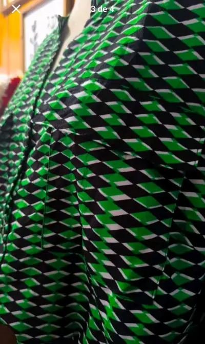 Blusa estampada geométrica verde y negra - miniatura 2