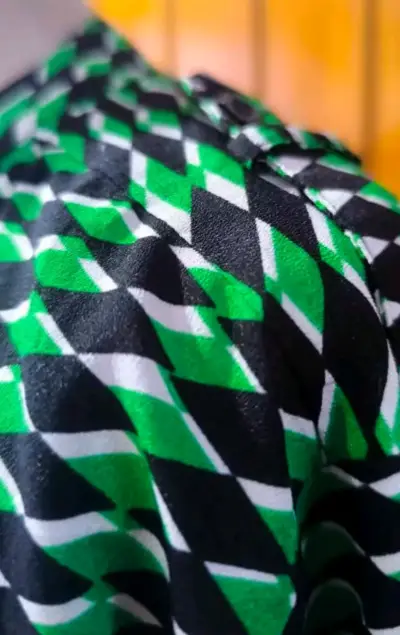 Blusa estampada geométrica verde y negra - miniatura 3