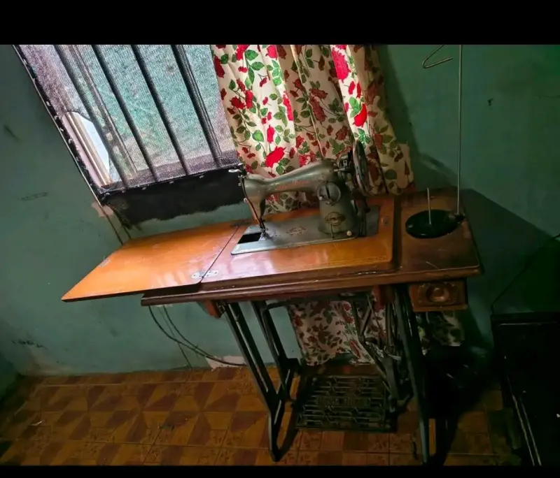 Máquina de Coser Antigua con Mesa de Madera - 2