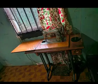 Máquina de Coser Antigua con Mesa de Madera - miniatura 2