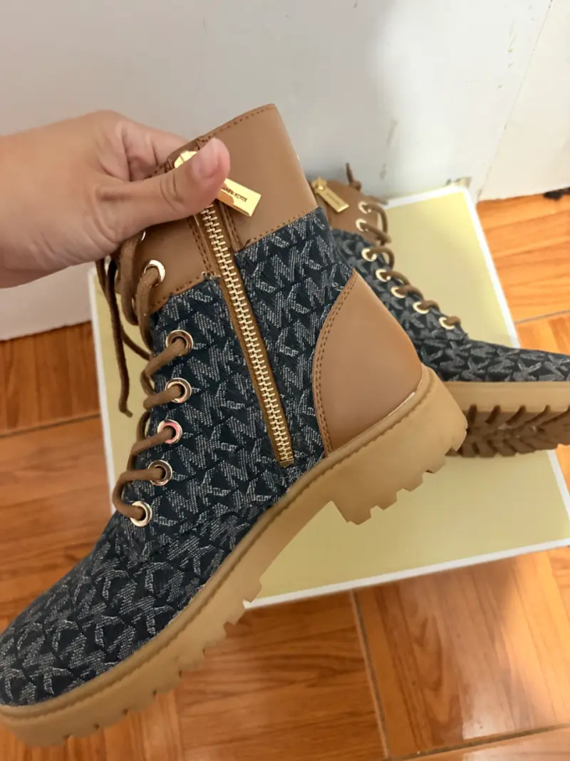 Botines de mujer con diseño MK y cierre lateral