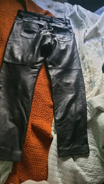 Pantalones de cuero negro para hombre en buen estado - miniatura 1