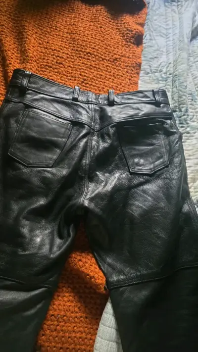 Pantalones de cuero negro para hombre en buen estado - miniatura 2